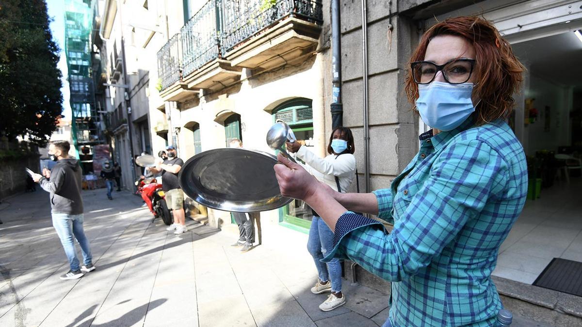 Cacerolada de hosteleros en Pontevedra contra las restricciones de la Xunta