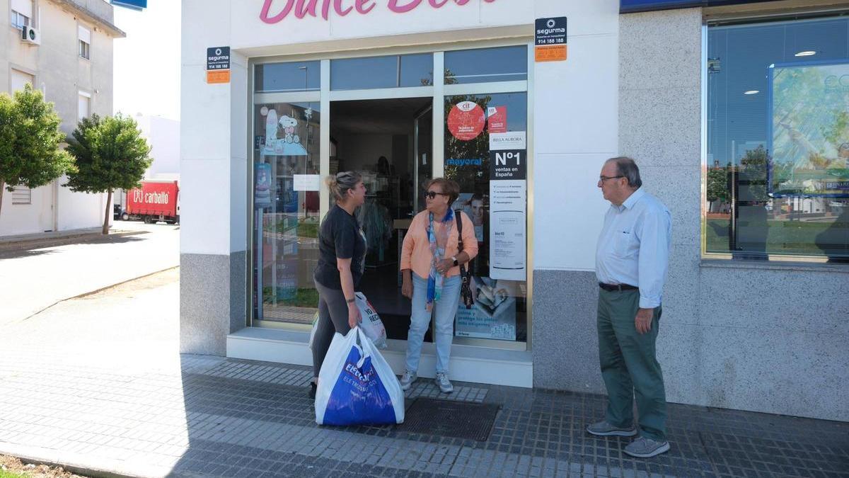 Un matrimonio de Badajoz entrega varias bolsas con ropa a Sonia Romero para la familia afectada en el incendio.