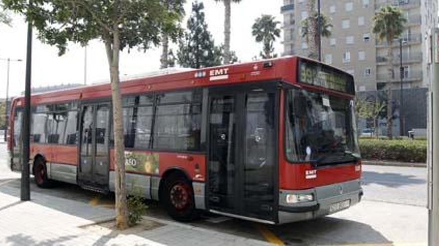 El nuevo autobús de la EMT,  el 99, circulando por las calles de Valencia.