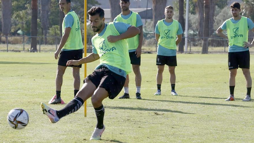 José Ruiz, con De las Cuevas, Willy, Ekaitz y Javi Flores al fondo, en el último entrenamiento del Córdoba CF.