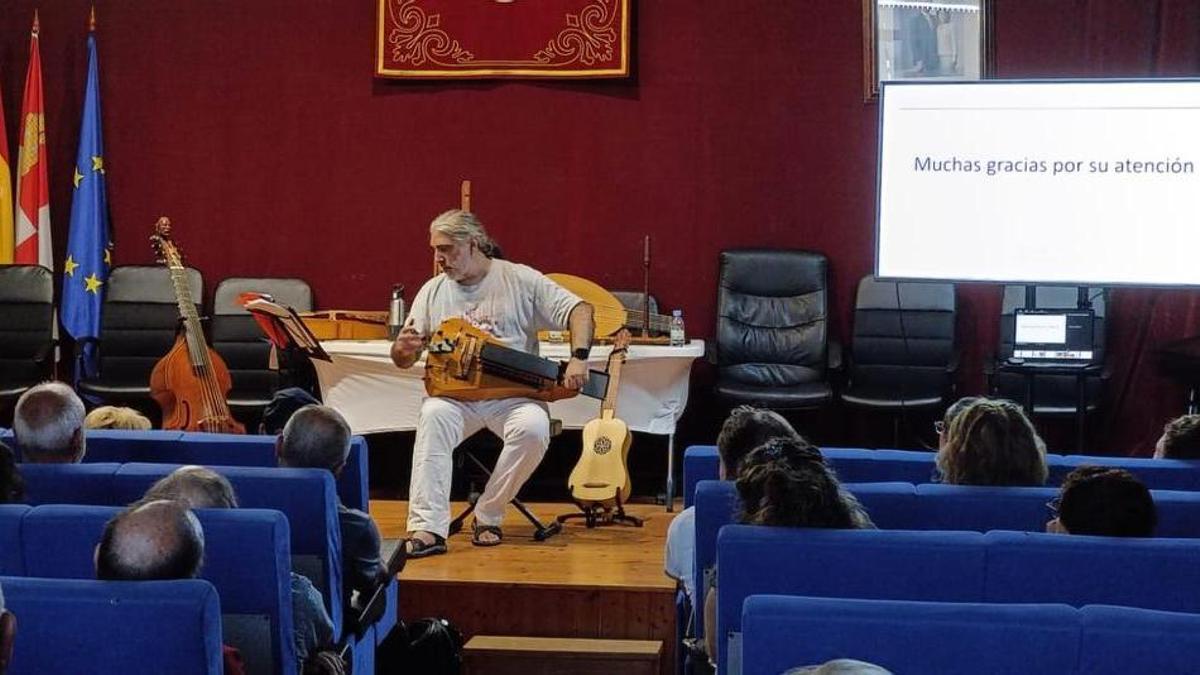 David García muestra algunos instrumentos que sonaban durante el Renacimiento.