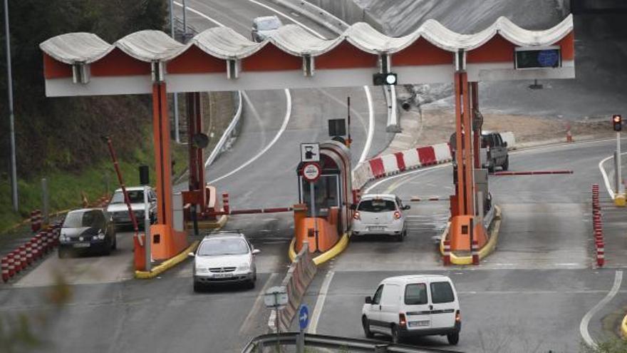 Vehículos en el peaje de Redondela, esta mañana. // R. Grobas