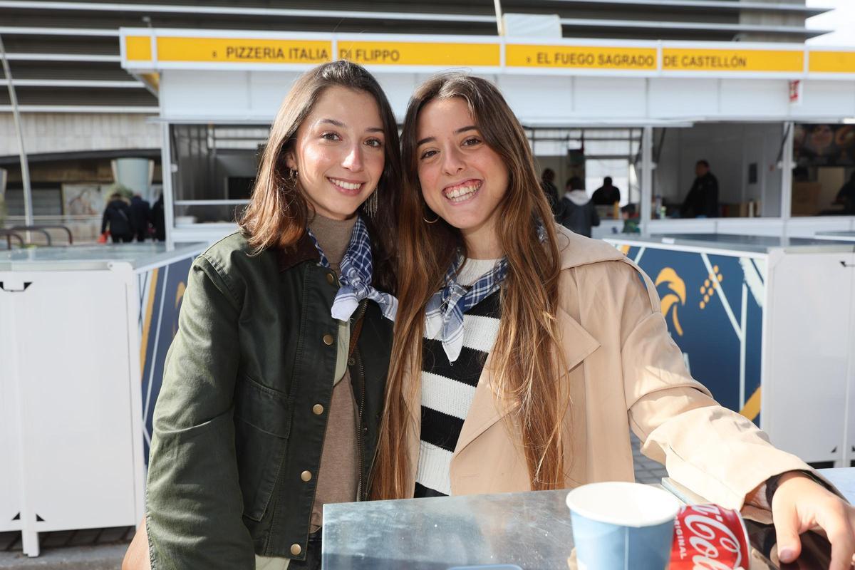 Sara y Adriana frente a los puestos de comida