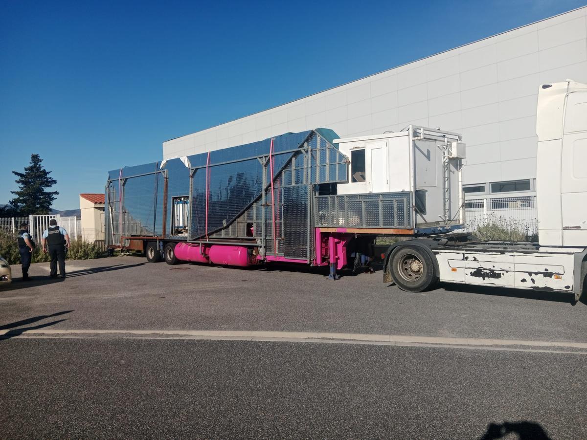 La policia francesa i el camió del propietari amb l'atracció ja preparada per tornar a Sant Gregori.