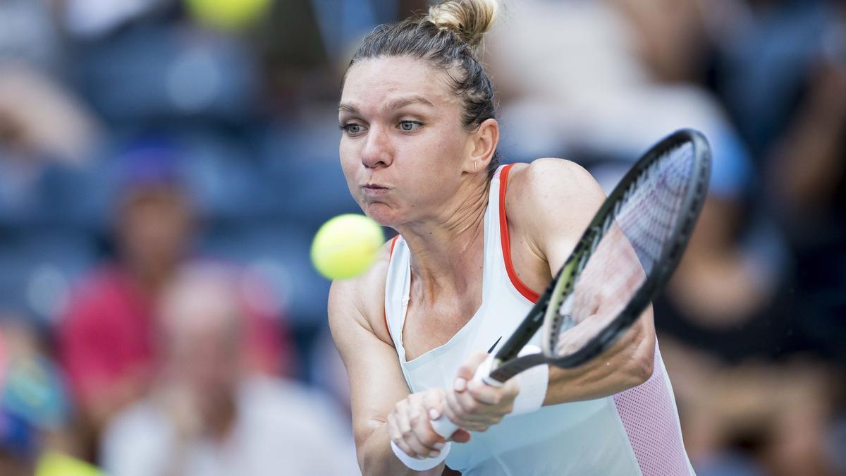 Flushing Meadows (United States).- (FILE) - Simona Halep of Romania hits a return to Daria Snigur of Ukraine during their first round match at the US Open Tennis Championships at the USTA National Tennis Center in the Flushing Meadows, New York, USA, 29 August 2022 (reissued 21 October 2022). The International Tennis Integrity Agency on 21 October 2022 in a statement announced that Halep has been provisionally suspended for violating an anti-doping rule. The B sample taken during the 2022 US Open confirmed the finding of anti-anaemia drug Roxadustat in the A sample. Halep denies knowingly taken a prohibited substance. (Tenis, Abierto, Rumanía, Ucrania, Estados Unidos, Nueva York) EFE/EPA/JUSTIN LANE *** Local Caption *** 57888350