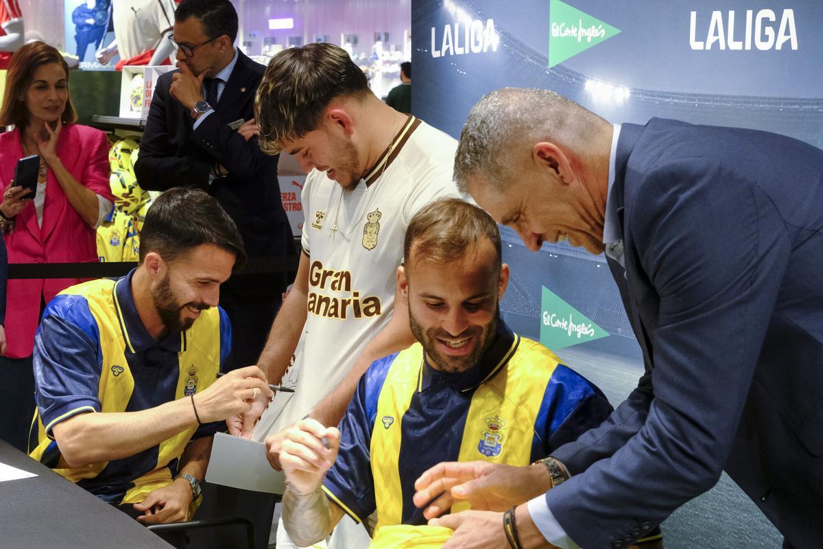 Firma de Jesé y Kirian en El Corte Inglés de Mesa y López