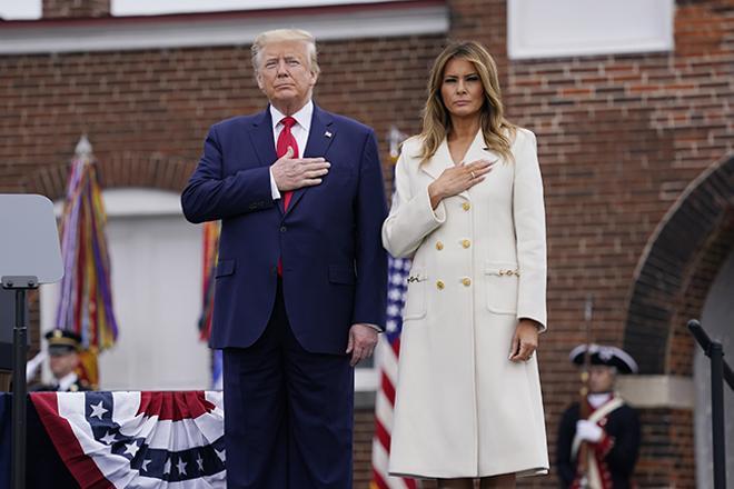 Melania Trump con abrigo blanco de Gucci