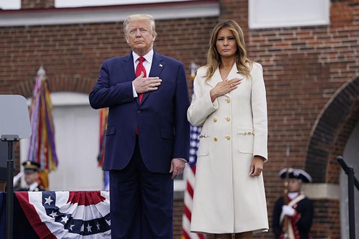 Melania Trump con abrigo blanco de Gucci