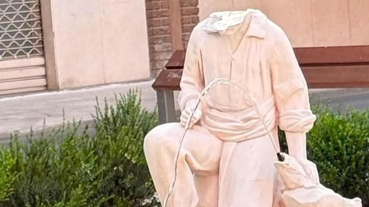 La escultura del Peixcaoret decapitada en Ontinyent.