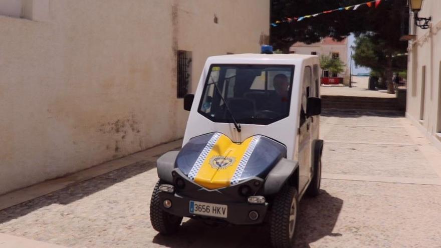 Un vehículo de la Policía Local de Alicante en la isla de Tabarca.