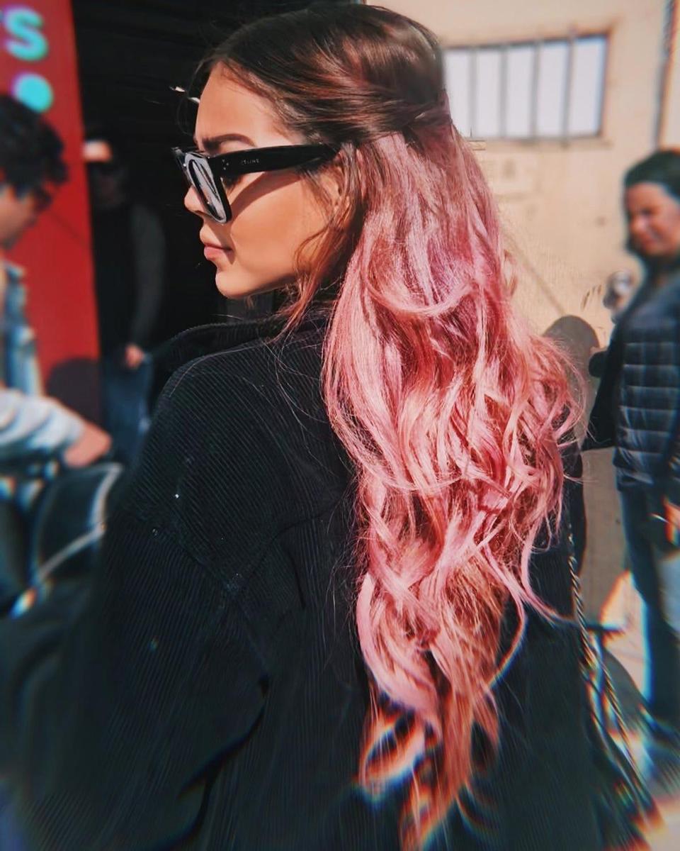 Con pelo rosa