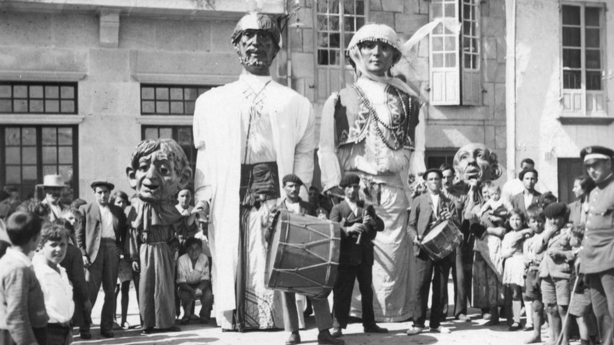 Gigantes y cabezudos en la Plaza de la Fruta en los años 30. |   // AURELIO ALAR