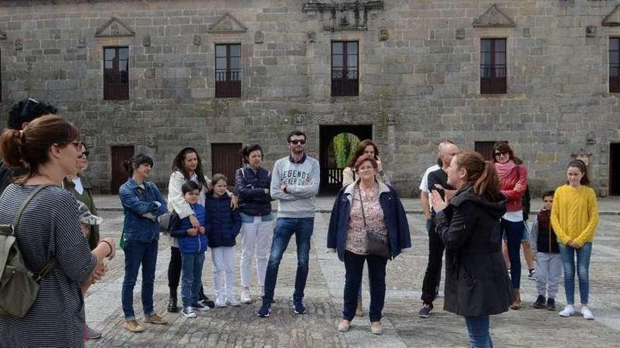 Un grupo de turistas descubre la plaza de Fefiñáns, en el corazón histórico de Cambados. // Noé Parga