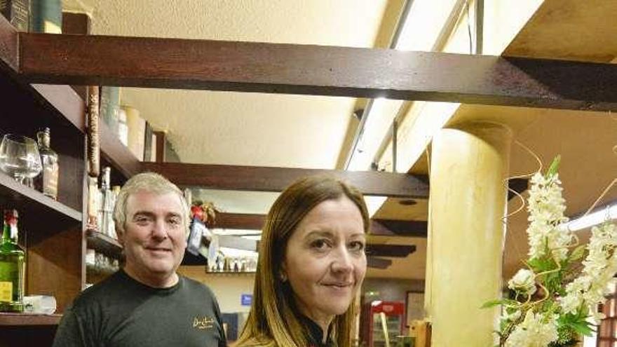 Belén Regueiro, ayer, con el parrillero Francisco Gómez, en el restaurante Don Sancho.