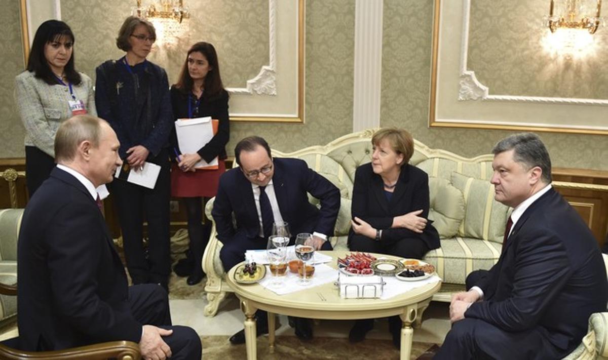 Vladímir Putin, Petró Poroixenko, Angela Merkel i François Hollande, en la cimera de Minsk.