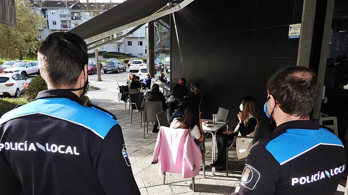 Policía Local controlando ayer los aforos en veladores de la ciudad.   | // FERNANDO CASANOVA