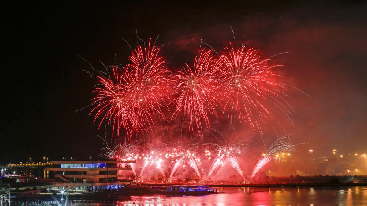 Castillos de Fallas y Mascletà Nocturna en Valencia.