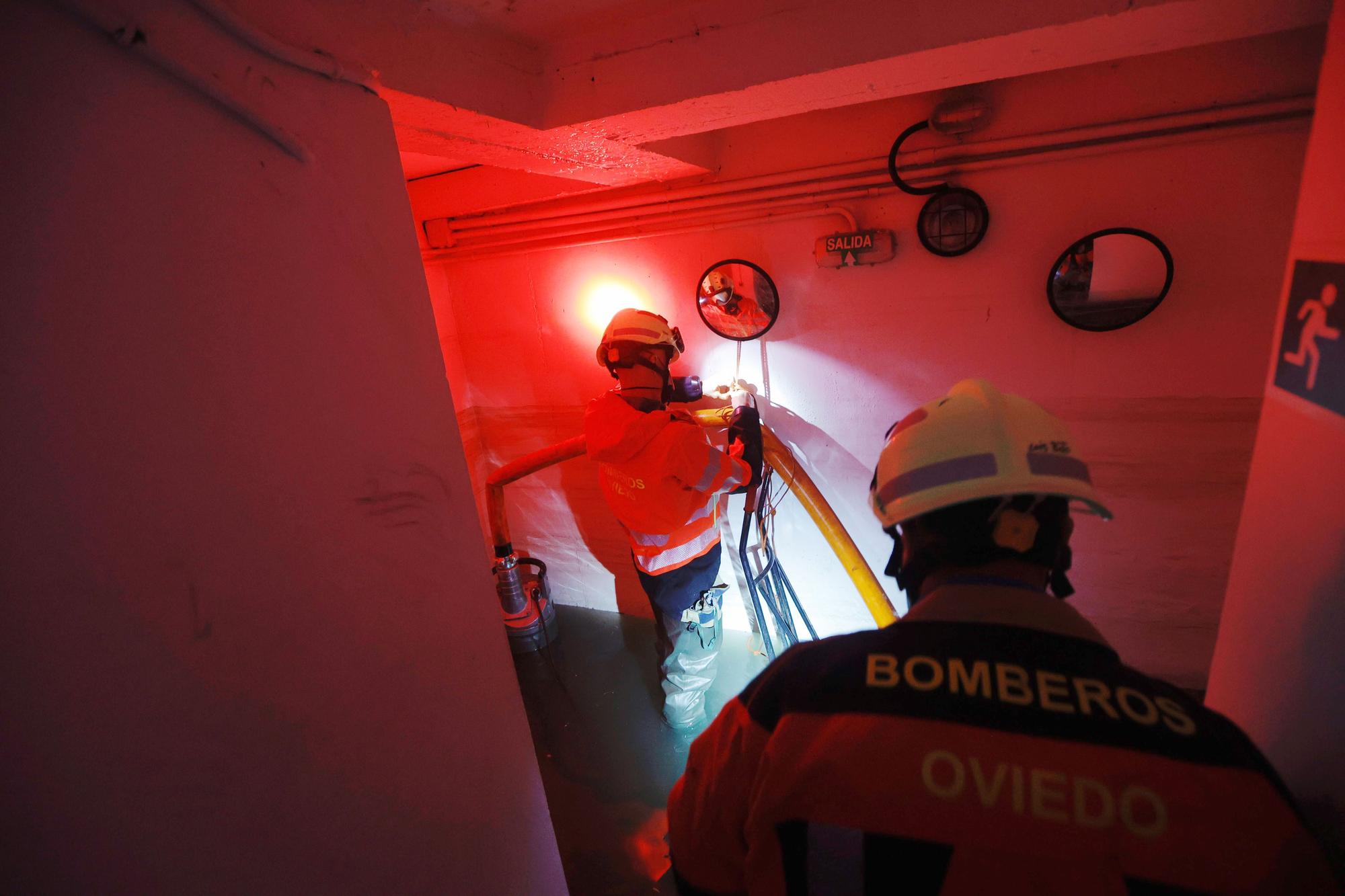 Bomberos interviniendo en garajes inundados de Oviedo.