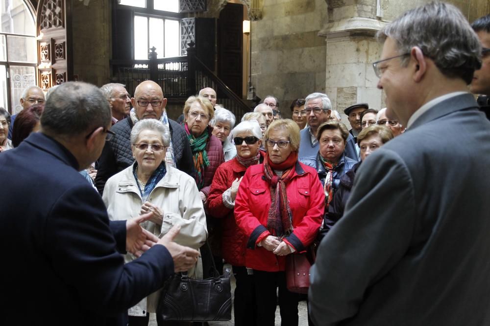 Vecinos de Morella, de visita en el Palau de la Generalitat