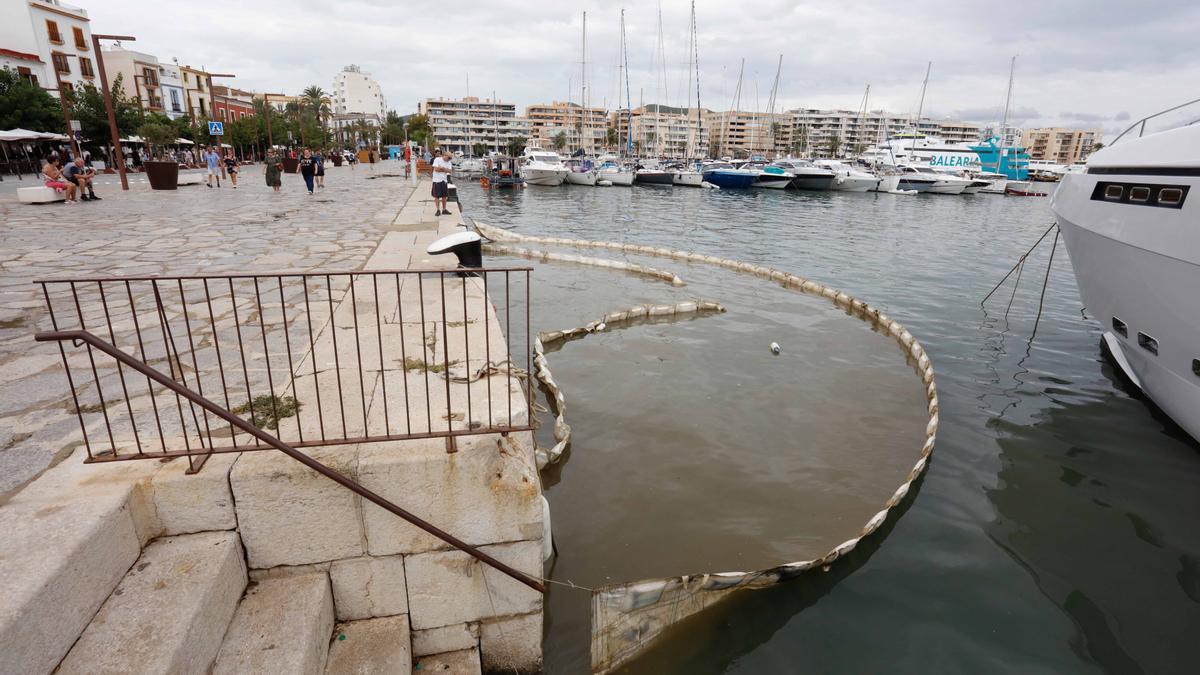 Imagen del vertido del pasado jueves en el puerto de Ibiza.