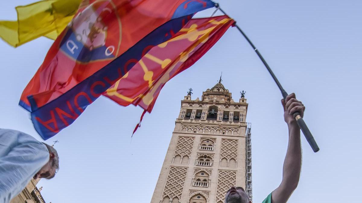 Aficionados de Osasuna en Sevilla, en la previa de la final ante el Real Madrid.