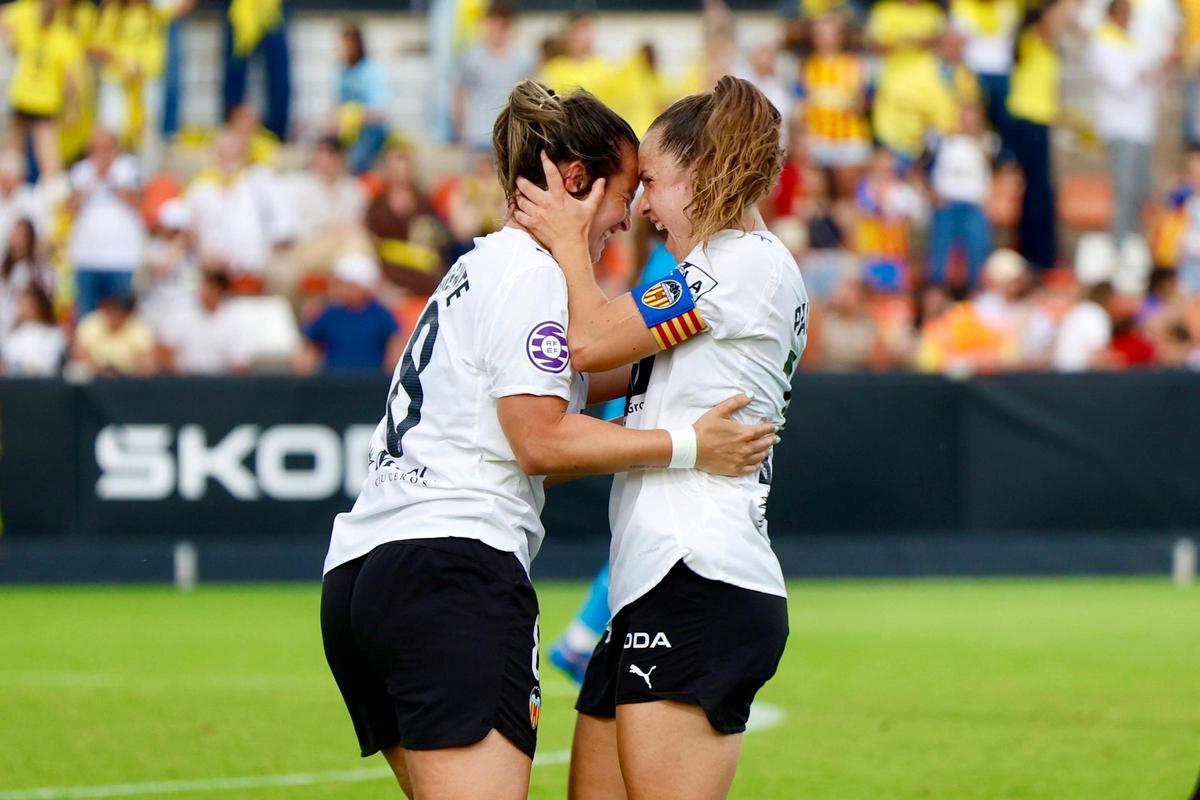 Pauleta, la capitana, felicita a Monente después de un gol que dio el ascenso al Valencia CF Femenino