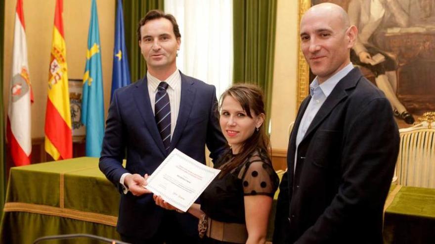 Jorge González-Palacios, Iulia Adriana Cimprian y Enrique Loredo, en la entrega del premio.