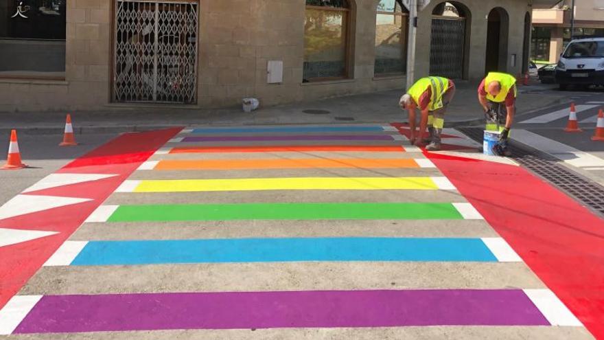 Dos operaris pintant un pas de vianants