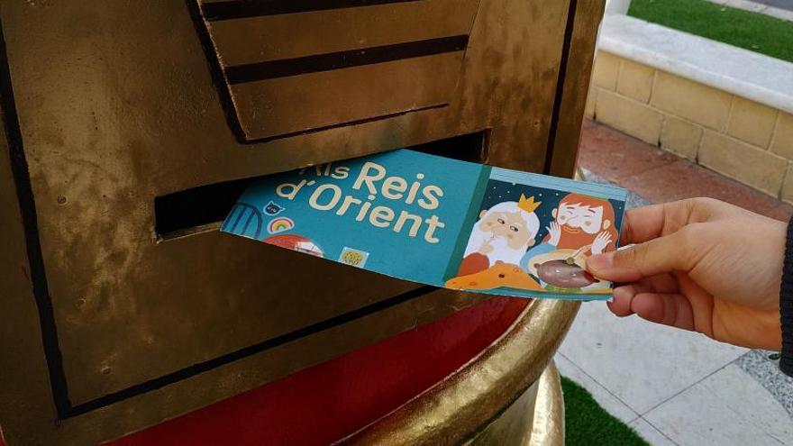 Petrer reparte en los colegios 2.500 cartas para los Reyes Magos en valenciano