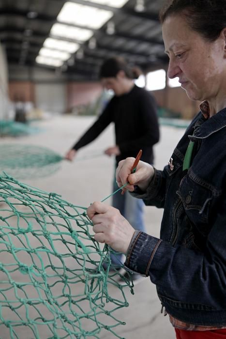 Desempleados aprenden a arreglar redes de pesca