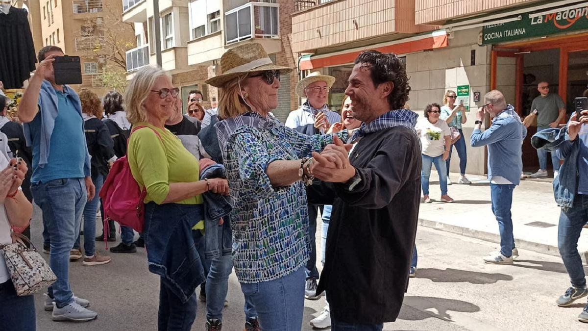 Esperanza Aguirre y Joanma Miguel bailan un pasodoble por Sant Vicent