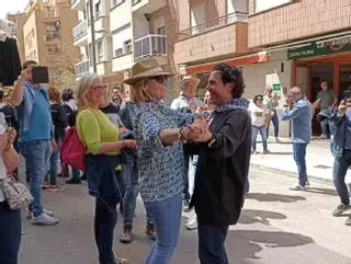 Esperanza Aguirre y Joanma Miguel bailan un pasodoble por Sant Vicent