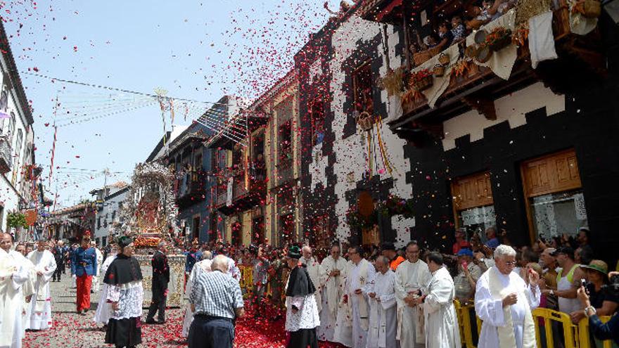 Pétalos para la Virgen, ayer.