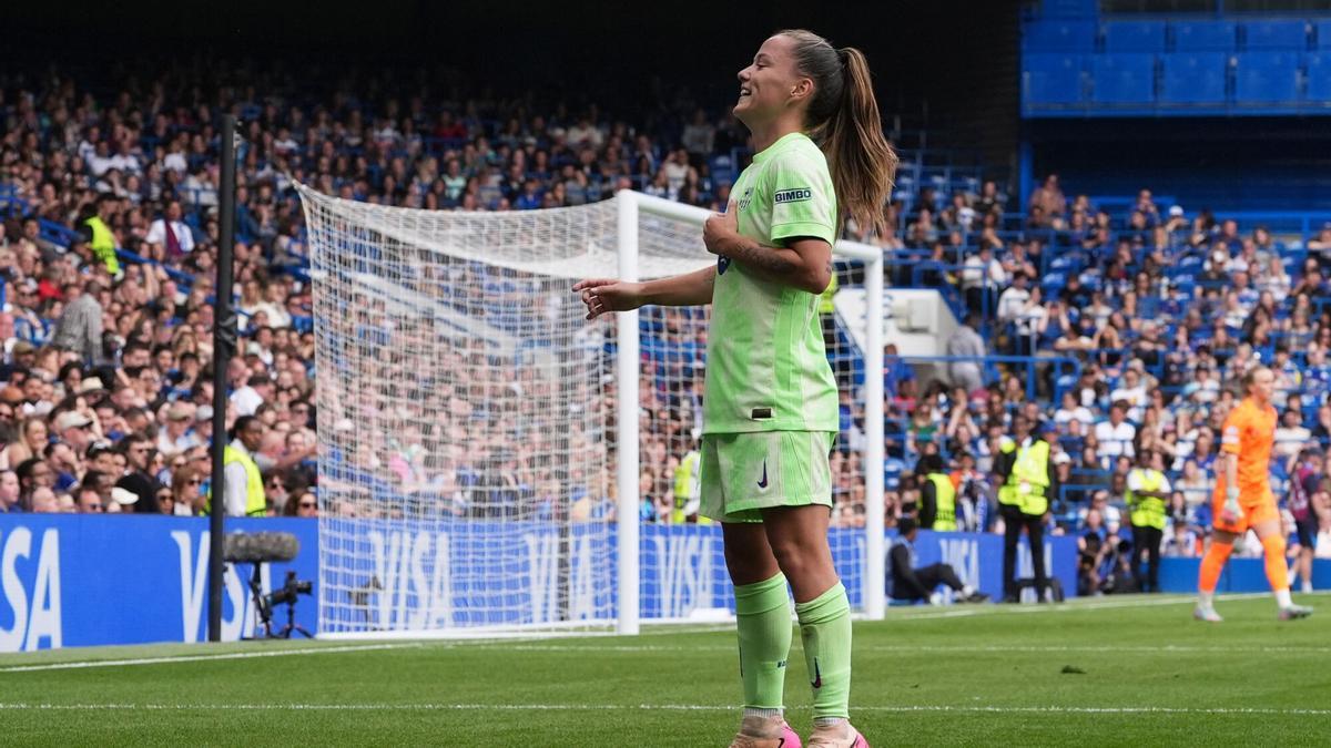 Soccer Football - Women's Champions League - Semi Final - Second Leg - Chelsea v FC Barcelona - Stamford Bridge, London, Britain - April 27, 2025 FC Barcelona's Claudia Pina celebrates scoring their third goal REUTERS/Maja Smiejkowska