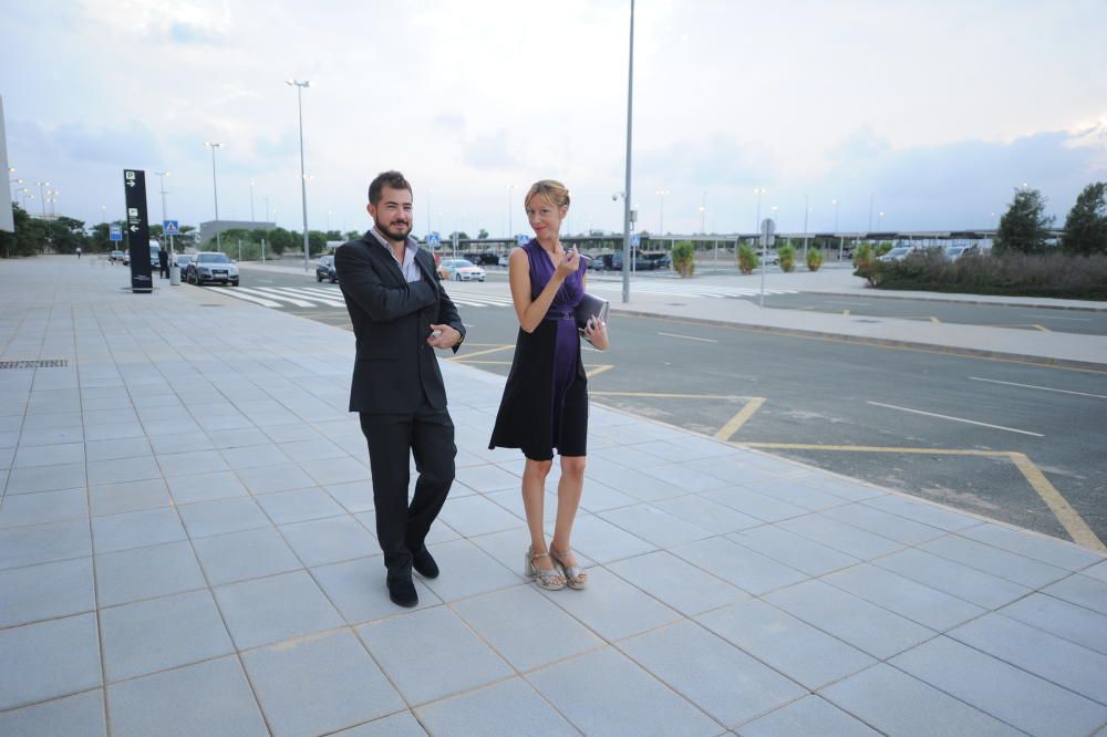 Los periodistas Fafi López y Ana Lucas, a su llegada al aeropuerto