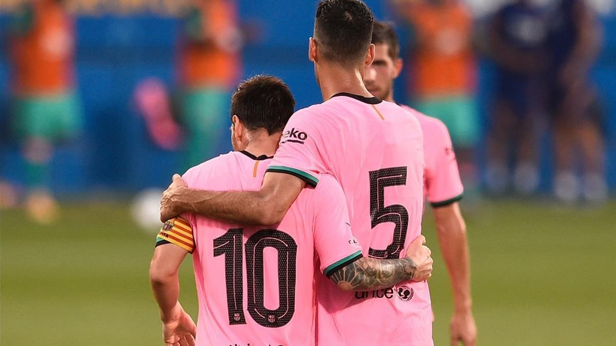 Busquets y Messi se abrazan tras el 1-0 que marcó Coutinho al Girona.