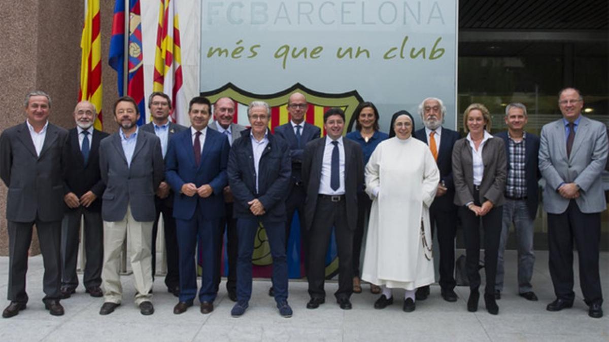 Algunos miembros del nuevo patronato de la Fundación FC Barcelona posaron en las oficinas del club