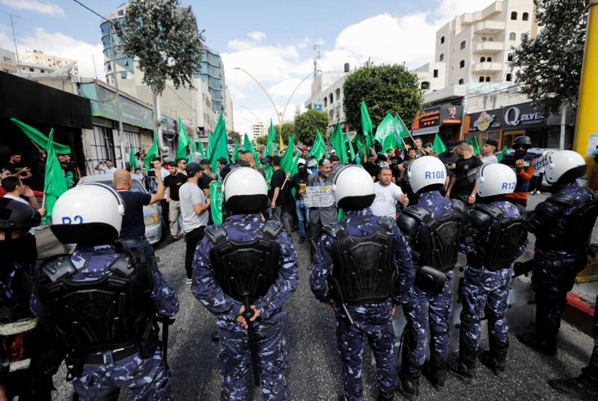 Palestinos llevan el cuerpo de Nasim Fayed en su funeral en Jenin