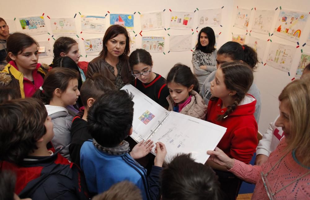 Presentación de la exposición de dibujos del proyecto "Creando talento innovador", con la concejala Montserrat López en el Antiguo Instituto