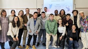 Jovenes y equipo educativo de Talento