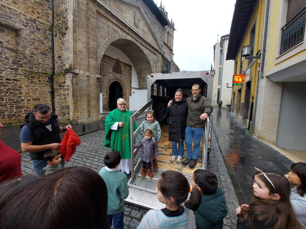 Por la izquierda, Alejandro Sanzo, María y Carla Díaz, Andrea Méndez y Fernández Díaz, con "Patricio" detrás.