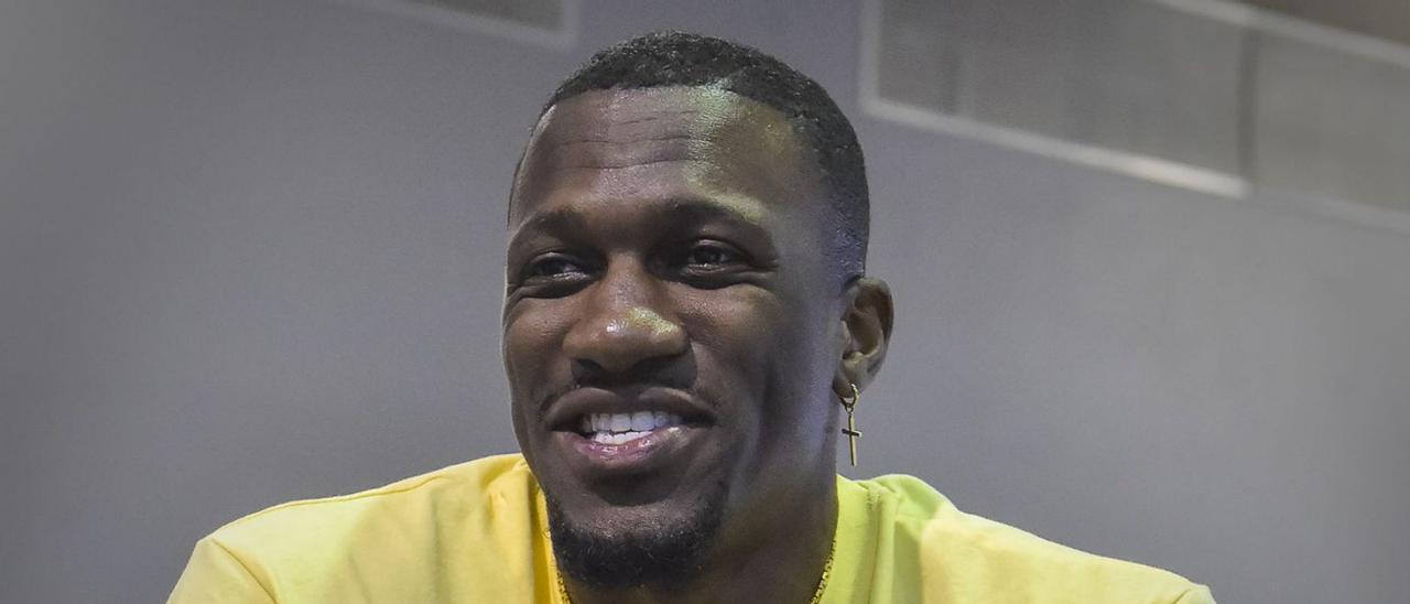 Dylan Ennis, jugador del Granca, sonriente durante la entrevista realizada ayer en el Gran Canaria Arena. | |