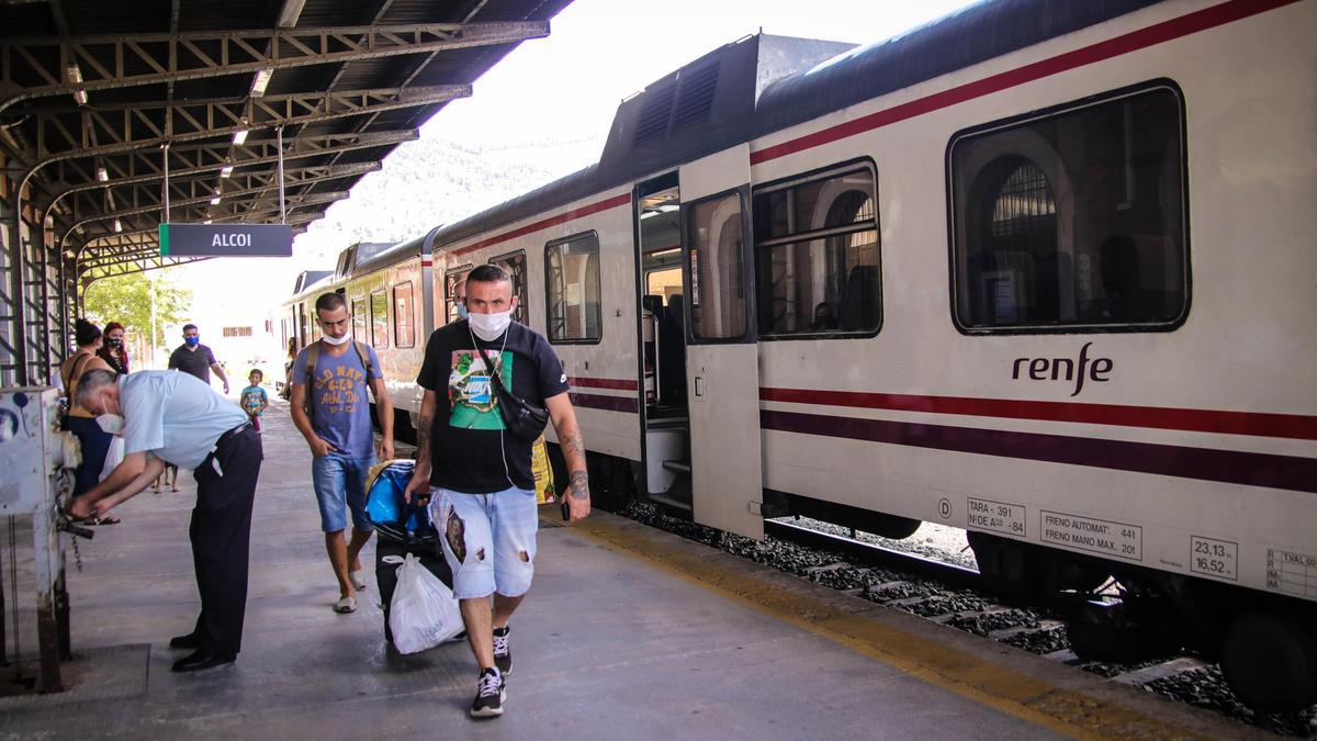 Pasajeros del tren en la estación de Alcoy, nada más bajar del automotor.