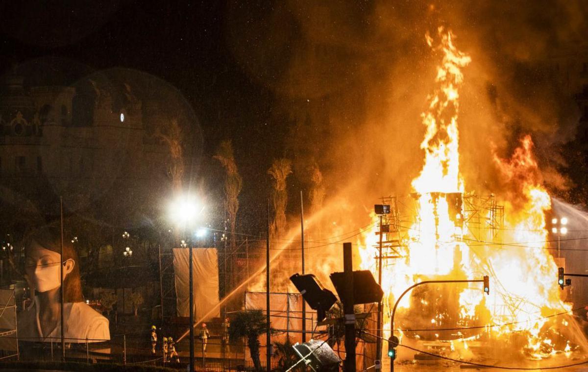 Cremà de la falla municipal,a puerta cerrada, por el coronavirus. g. caballero