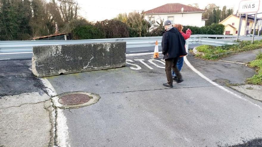 Residentes en Iñás critican que les cerrasen la salida de una calle a la N-VI sin explicaciones