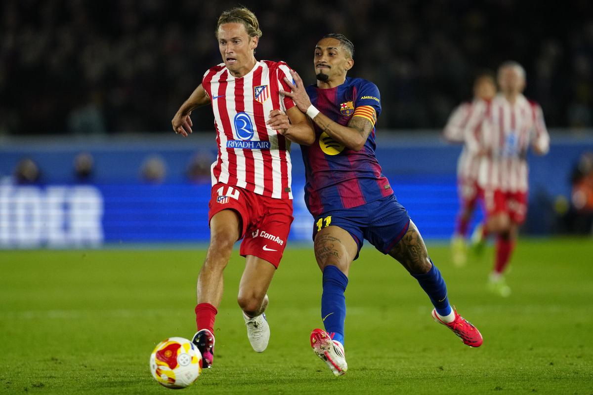 Raphinha se mide en carrera a Marcos Llorente