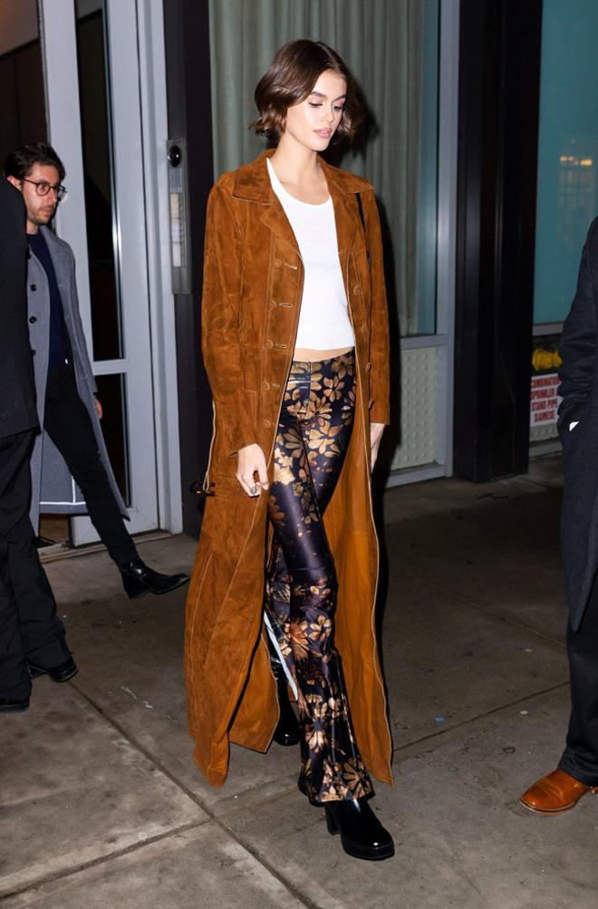 Kaia Gerber con pantalones floreados