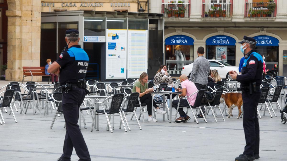 Agentes de la Policía Local en la Plaza de España de Avilés