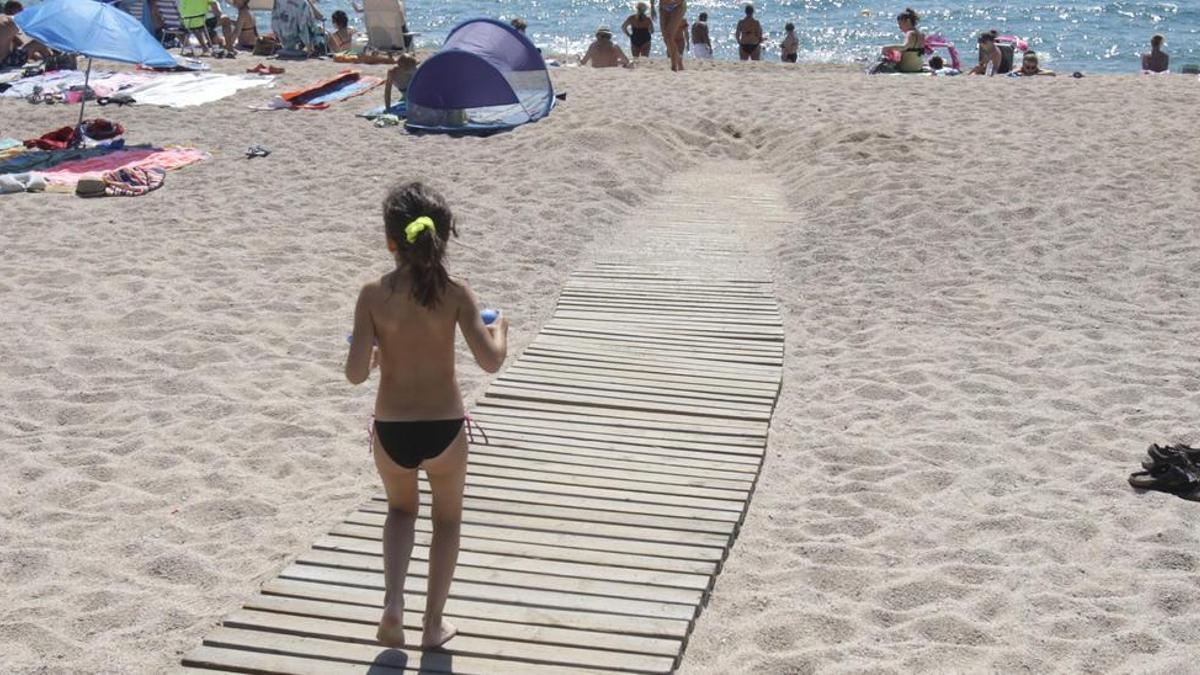 Una nena, en una rampa a la platja de Platja d’Aro. | ANIOL RESCLOSA