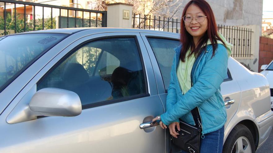 Laia Ming Gironès s&#039;ha tret el carnet de conduir a la primera.